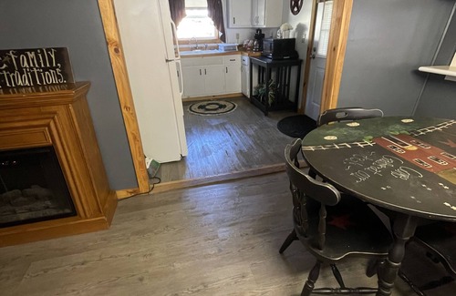 Pence Springs House | Mountain Views and River Getaway/with no cleaning fees