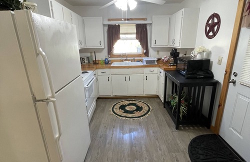 Pence Springs House | Mountain Views and River Getaway/with no cleaning fees