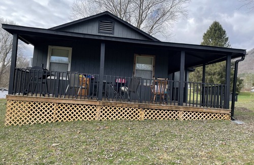 Pence Springs House | Mountain Views and River Getaway/with no cleaning fees