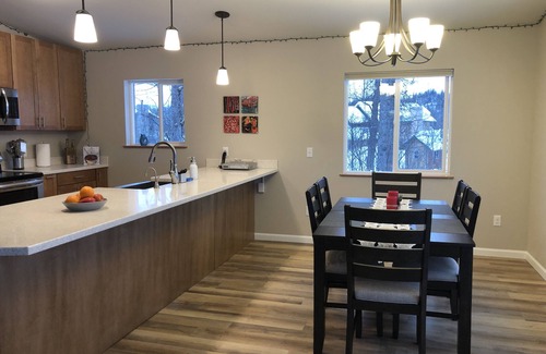Valdez House | Mountain views from brand new property in quiet neighborhood!
