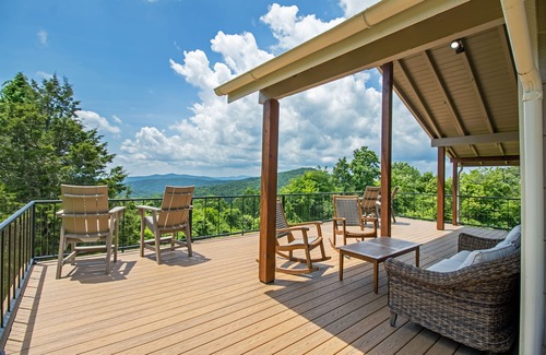 Stanley House | Mountain Views, Hot tub, Firepit, & Pool Table!