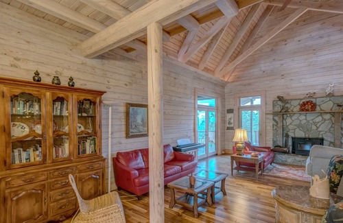 Mill Spring House | Mountain views - Hot Tub - Pet Friendly