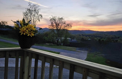 Arthur Apartment | Mountain Views - LMU 1 1/2
