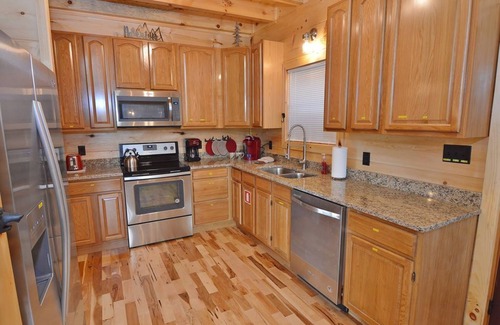Gatlinburg - Pigeon Forge Cabin | Mountain Views! Minutes to Downtown, LED Hot Tub, Custom Grill Area, WiFi