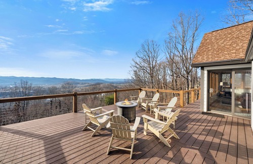 Skyland House | Mountain Views, Pet-Friendly & Jetted Tub | Asheville + Biltmore Pass