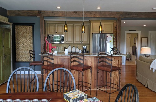 Asheville House | Mountain Views/Quiet/private, 10 minutes to downtown on 12 secluded acres!