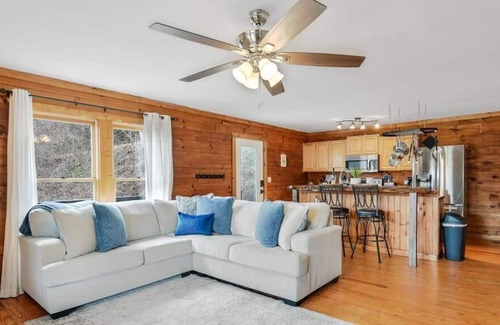 Canton Cabin | Mountain Views with Covered Decks and Hot Tub