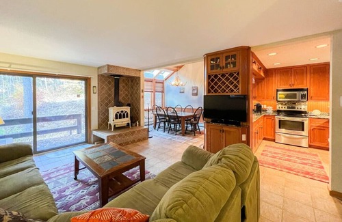 Bartlett House | Mountainside @ Attitash | Central + Ski in/Ski out