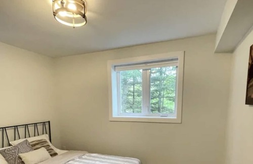Mulgrave-et-Derry Cottage | Mountainside Lakefront Cottage/Home