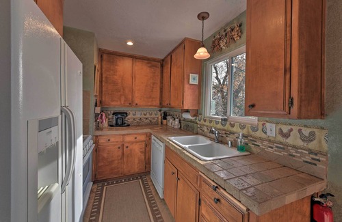 Lake Arrowhead Cabin | Mountainside Cabin w/Deck - 16 Miles to Skiing!