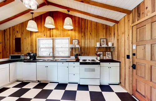 Topton House | Mountainside escape with Nantahala Lake views & serene deck - dog-friendly