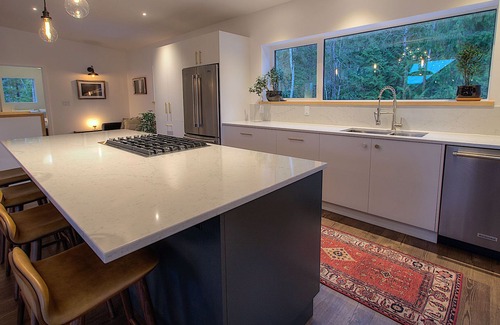 Revelstoke House | Mountainside Luxury Retreat 2km from RMR