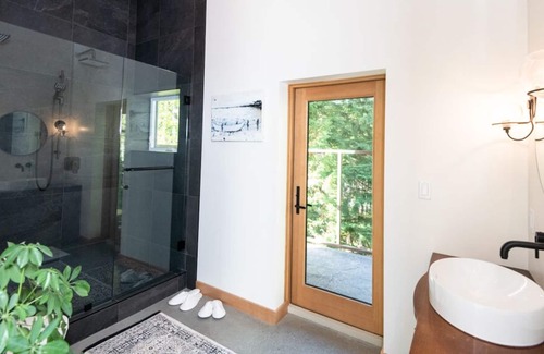 Revelstoke House | Mountainside Luxury Retreat 2km from RMR
