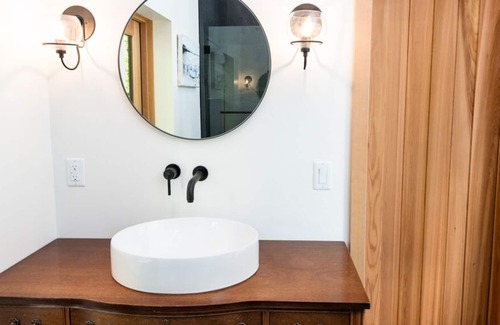 Revelstoke House | Mountainside Luxury Retreat 2km from RMR