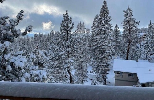 Upper Kingsbury Cabin | Mountaintop cabin minutes from Heavenly!n