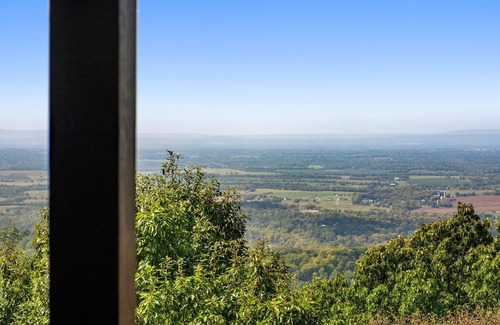 Kabletown Cabin | Mountaintop Cabin w/Poolside Sunsets!