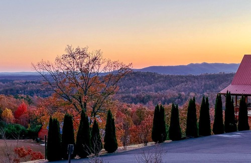 Dobson Cabin | MountainTop Compound Groups,Corporate Retreat,Weddings,Churches 10-40BR,n66 Beds