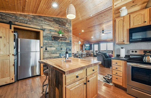 Royal Pines Cabin | Mountaintop Log Cabin-Extraordinary Views! Hot Tub-20 Minutes To Downtown AVL