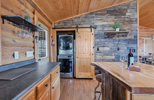 Royal Pines Cabin | Mountaintop Log Cabin-Extraordinary Views! Hot Tub-20 Minutes To Downtown AVL