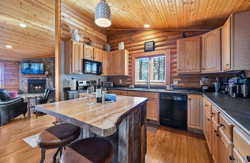 Royal Pines Cabin | Mountaintop Log Cabin-Extraordinary Views! Hot Tub-20 Minutes To Downtown AVL