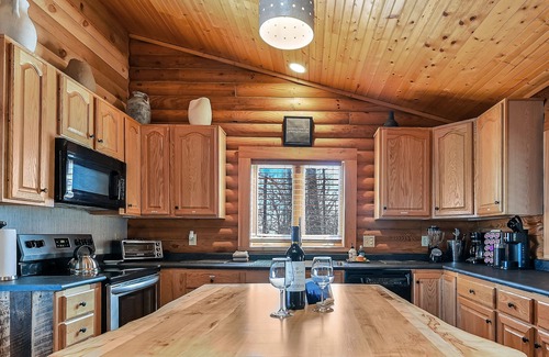 Royal Pines Cabin | Mountaintop Log Cabin-Extraordinary Views! Hot Tub-20 Minutes To Downtown AVL