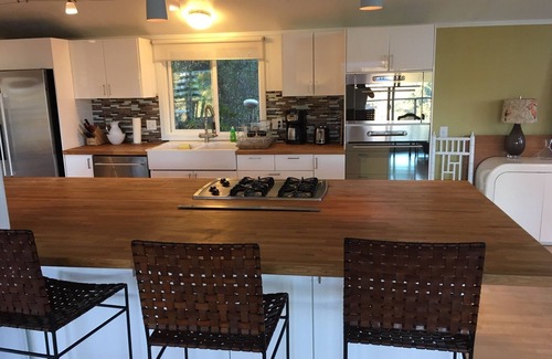 Ukiah House | Mountaintop open home living-pool, hot tub & views!