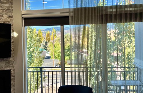 Garden City Apartment | MountainView - Luxurious 2Bed/2.5 Bath + Den Vacation Suite