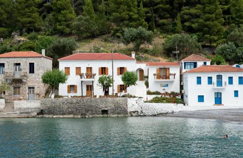 Charakas House | MOURAGIO