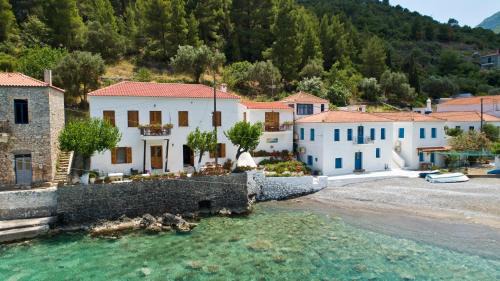 Charakas House | MOURAGIO