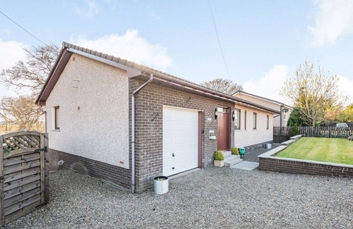 Lanark Cottage | MOUSEBANK, pet friendly, with a garden in Forth