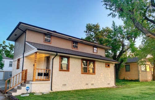 Cleveland UCD House | Mr Big! Luxurious, 2 Story long term stays welcome
