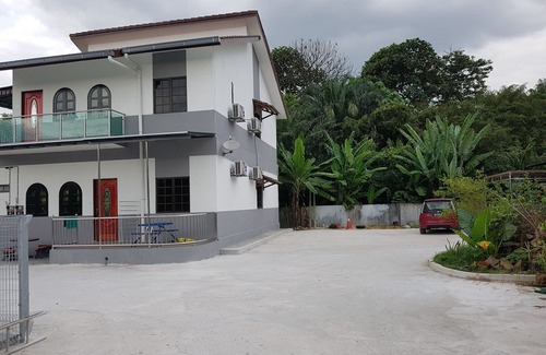 Merbau Sempak House | MRI Homestay Sg Buloh - 3 Bed/2 Bath GF