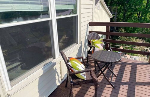 Mount Adams Apartment | Mt Adams 2BR | Deck | River Views | 3-min to Dtown