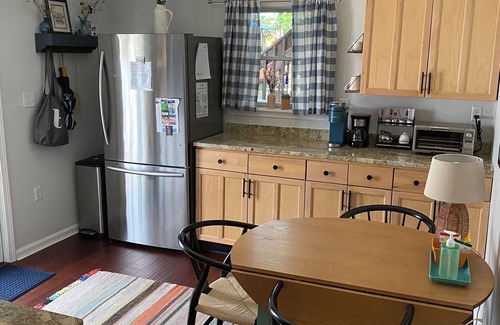 Mount Adams Apartment | Mt. Adams1st flr 2-bdrm apt w/courtyard. Parking! No cleaning fee!