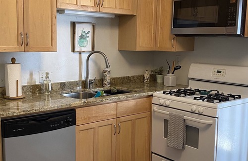 Mount Adams Apartment | Mt. Adams1st flr 2-bdrm apt w/courtyard. Parking! No cleaning fee!