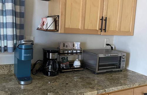 Mount Adams Apartment | Mt. Adams1st flr 2-bdrm apt w/courtyard. Parking! No cleaning fee!