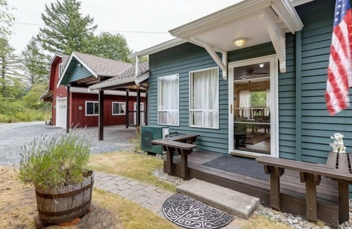 Whatcom County House | 🐶❤❄ Mt. Baker Hwy Cabin #8 - WiFi - Pets Ok - A/C - BBQ ❄❤🐶