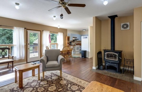 Whatcom County House | 🐶❤❄ Mt. Baker Hwy Cabin #8 - WiFi - Pets Ok - A/C - BBQ ❄❤🐶