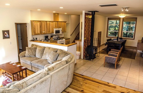 Glacier Ski Chalet | Mt Baker Rim Cabin 70 A pet friendly vacation home with a hot tub and wifi