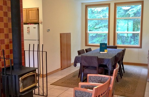 Glacier Ski Chalet | Mt Baker Rim Cabin 70 A pet friendly vacation home with a hot tub and wifi