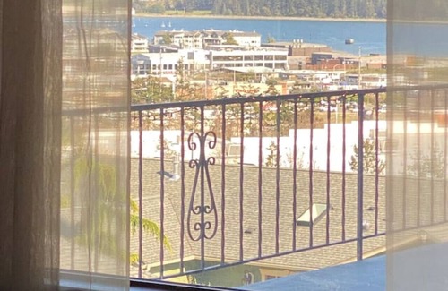 Oak Harbor House | Mt. Baker View * Harbor * King Bed * Fire Pit!