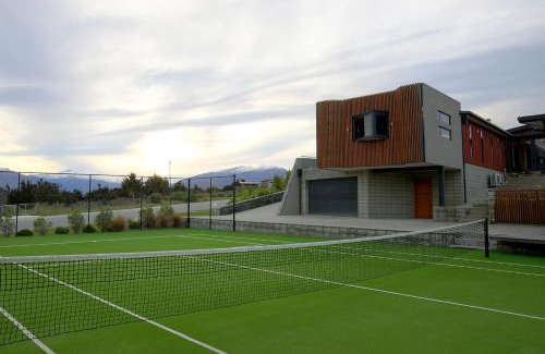 Wanaka House | Mt Gold Retreat - Sleeps 8 - Spa Pool - Tennis Court