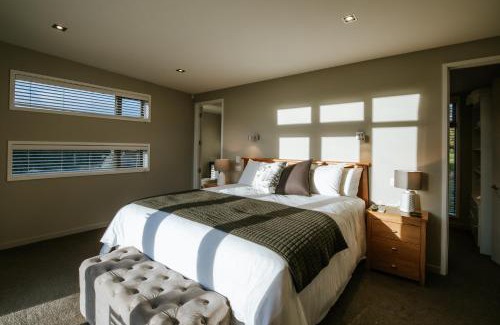 Wanaka House | Mt Gold Retreat - Sleeps 8 - Spa Pool - Tennis Court