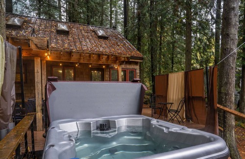 Rhododendron Cabin | Mt. Hood Cabin w/ hot tub and close to hiking, skiing and outdoor adventuring.