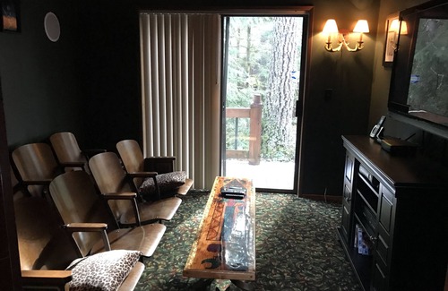 Rhododendron House | Mt. Hood Retreat on the Sandy River next to Resort