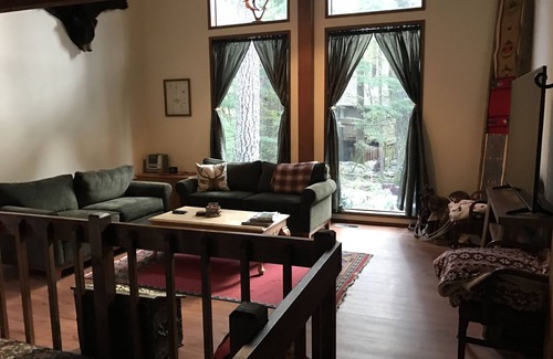 Rhododendron House | Mt. Hood Retreat on the Sandy River next to Resort