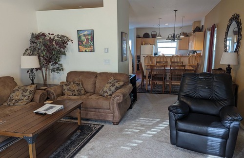 Government Camp House | Mt Hood Townhouse. 3 bd end-unit. Hottub & Pool