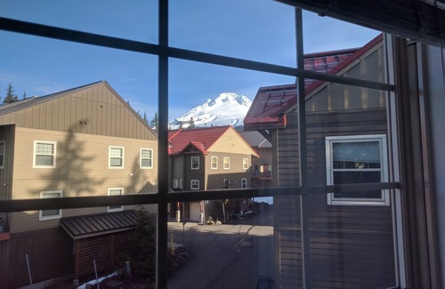 Government Camp House | Mt Hood Townhouse. 3 bd end-unit. Hottub & Pool