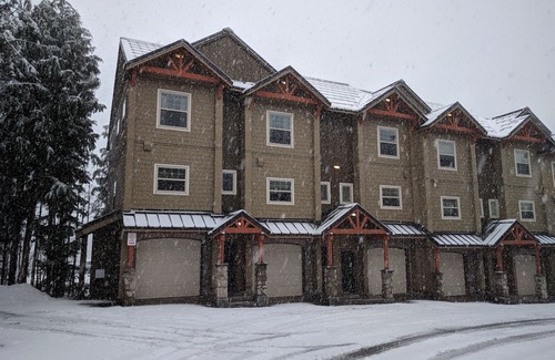 Government Camp House | Mt Hood Townhouse. 3 bd end-unit. Hottub & Pool