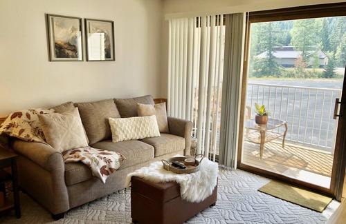 Mead Condo | MT. SPOKANE CONDO~W POOL, HOT TUB, WIFI BALCONY & AC~UPDATED STUDIO SLEEPS 4